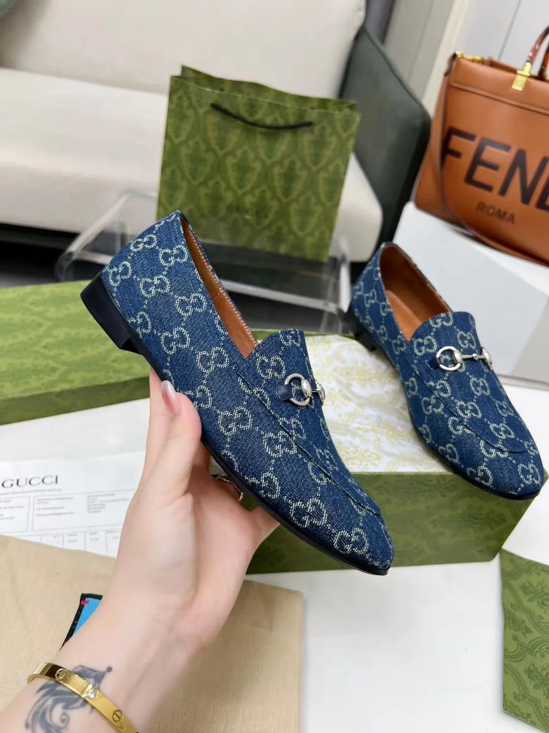 👟👟Ex-factory price 400👟👟 Genuine leather sole +50 Men +20 GUCCI's latest fabric, double G side, electric embroidered large double G, chasing fashion, special matching, worth owning, super comfortable on the feet, generous and decent. Heel height 2Cm. Multiple colors to choose from: sizes 35-42, the picture above is a big seller. Male 38-46